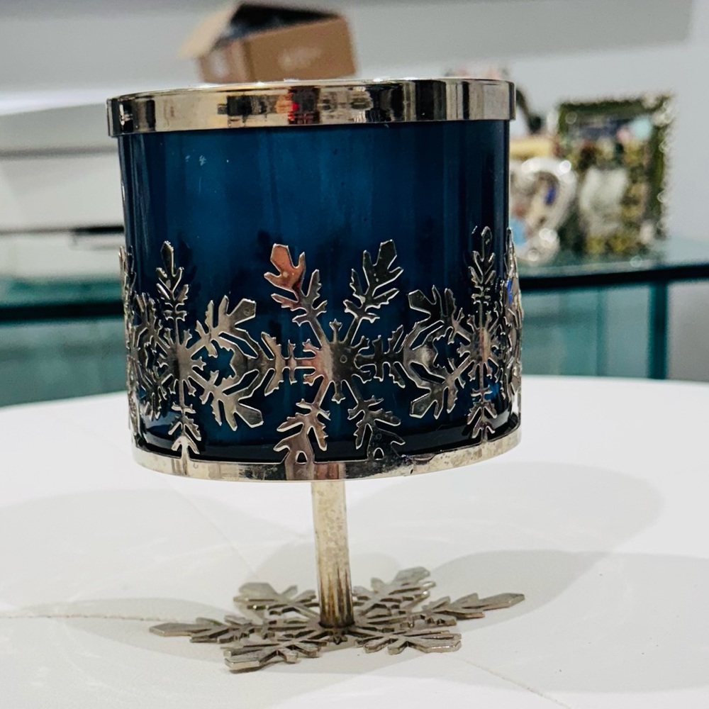 Bath & Body Works Sparkly Silver Snowflake 3-Wick Candle Pedestal Holder